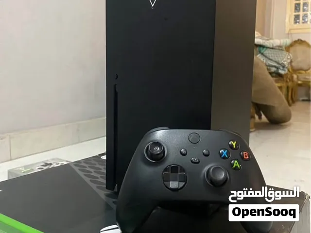 Xbox Series X 1tb مستعمل كالجديد الجهاز حالته زي الجديد بظبط معاه الدراع بتاعه وشهرين جيم باس هديه