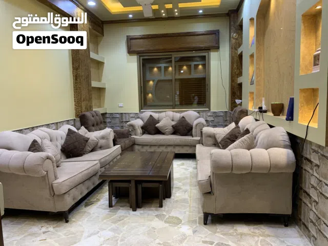 طقم كنبيات مع طاولا للبيع