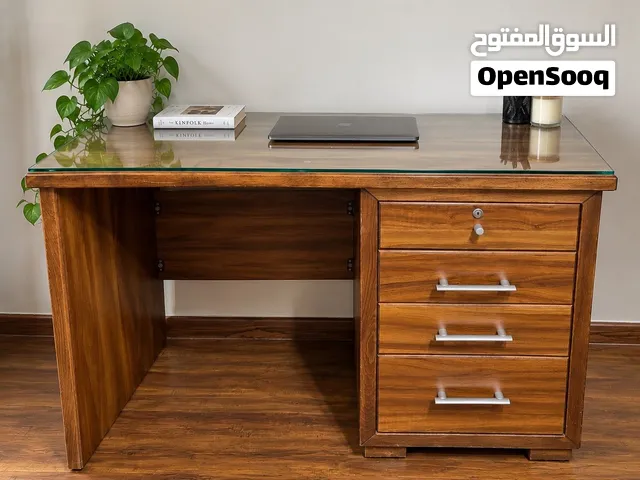 مكتب خشب ثقيل وعالي الجودة – فورمايكا إيطالية مكتب مستعمل بحالة ممتازة، يتميز بمتانة وجودة تصني