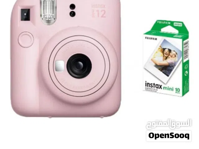 السعر قابل لتفاوض كمره تصوير فوريه بلون الوردي مع 10 صور instax mini 12 camera