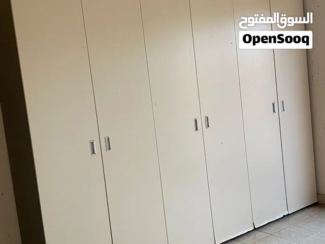 دولاب 6 أبواب بحالة ممتازة لم يستخدم بعد حجمه كبير ويحتوي على مساحة داخلية كبيرة