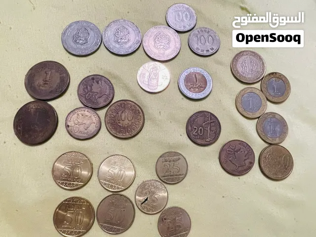 عملات معدنية مختلفة