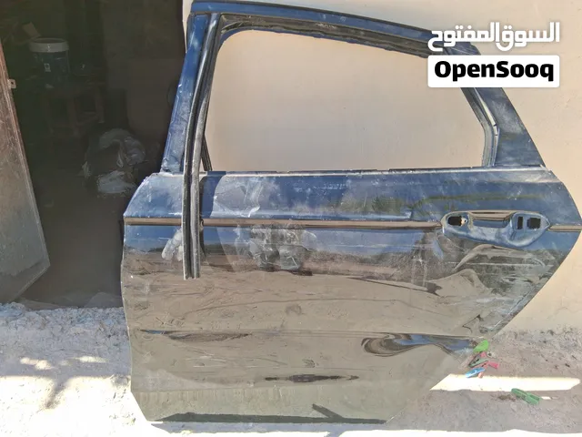 باب افيوجن الجه الخلفيه من اليسار بحاجه الى تجليس بسيط بلون الاسود