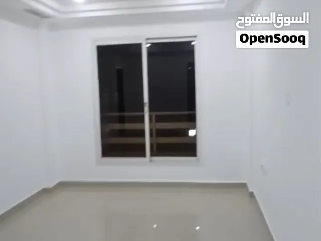 للايجار شقه بحولي شارع قتيبه قريبه من مدرسه النجاه  عائلات غرفتين وصاله و2  حمام ومطبخ مع بركن