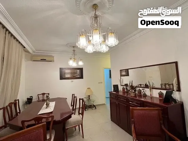طاوله سفره كامله 8 كراسي خشب ممتاز  .. بحاله جيده جدا مع ملحقاتها  المرايه  وحجمها كبير بحاجه لمساحه