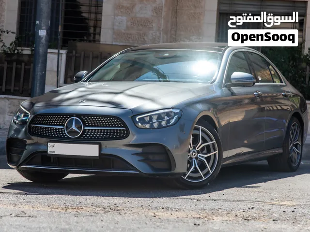 Mercedes E200 2022 Mi Gasoline Amg kit   السيارة بحالة الوكالة و قطعت مسافة 58,000 كم فقط