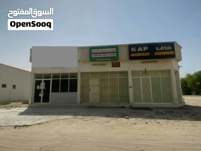 للبيع 3 محلات في أرض سكنية تجارية