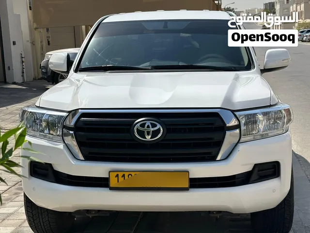 Used 2018 Toyota Land Cruiser GXR SUV with GCC Specs and Advanced Features URGENT SALE.
