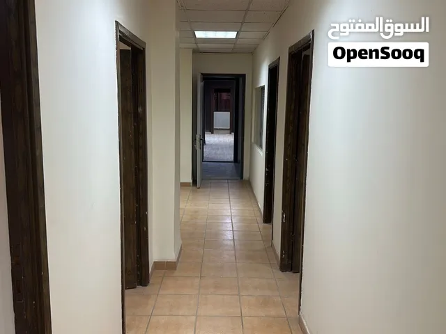 عيادة 126 م2 تبعد امتار عن مستشفى عمان الجراحي تصلح ان تكون مكتب تجاري
