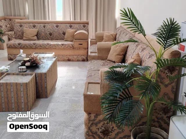 طقم كنب مجلس كامل بحالة ممتازة مع الطاولات – تصميم فخم ومريح.