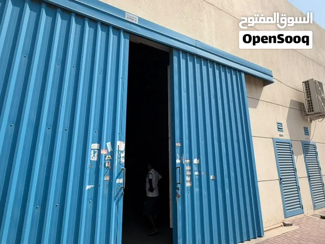 مستودع للإيجار بالصناعية 18 بمساحة 3800 قدم، كهرباء 50 كيلو فولت، مناسب للأنشطة الصناعية والتخزين.