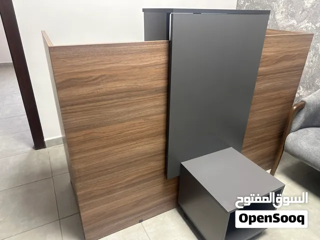كاونتر استقبال مع كرسي مدير مع طاولة