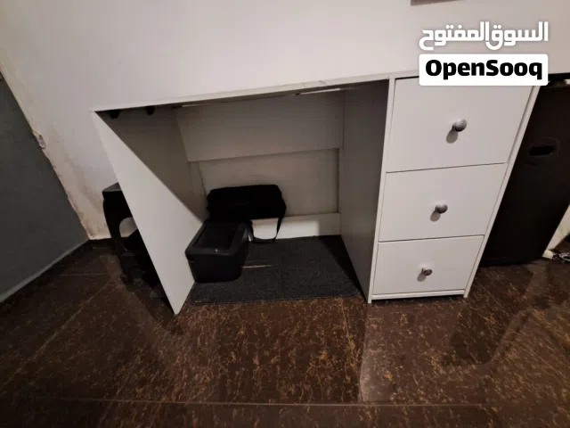 للبيع مكتب أبيض عملي وأنيق،