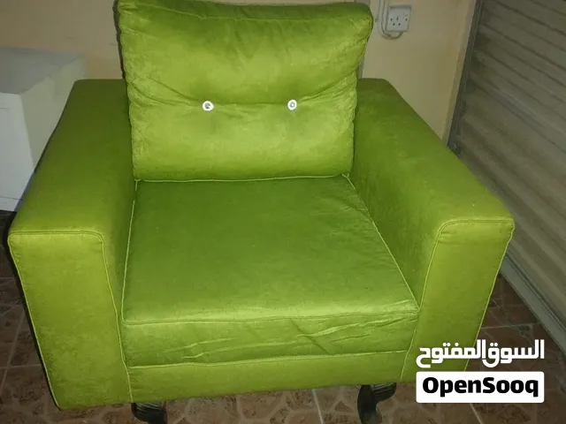 يوجد كنب جلوس عدد واحد بحاله ممتازة ونظيف سعر 10دينار 4saell 10bd