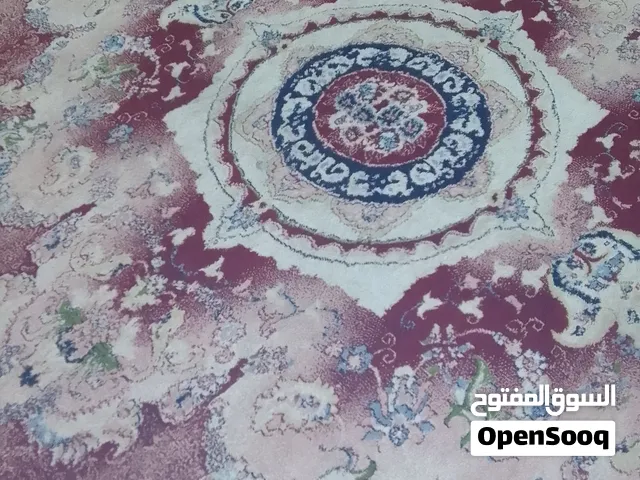سجادة زولية مستعله بها بعض العيوب البسيطة