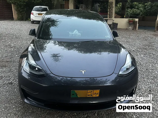 تيسلا موديل 3 Long Range 2022 كهربائية أسود مع فتحة بانوراما وداخل مودرن