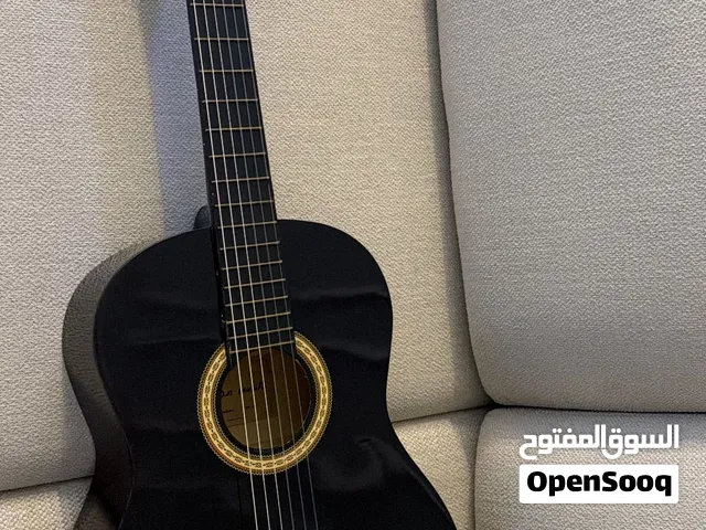 غيتار كلاسيك للبيع بسعر 50 الف مع حقيبة وريش