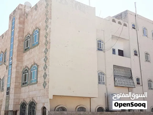 شقة واسعة للبيع في الحصبة شارع مازدا موقع ممتاز للسكن والاستثمار  سطح خاص للبناء تقدر تعمل شقتين