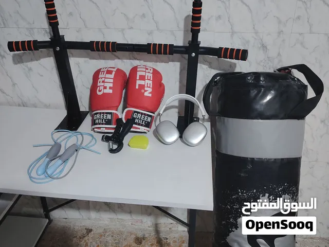 جيس ملاكمة. جفوف ملاكمة. حبل. واقي أسنان. سماعات. عقلة جدارية جميع الي بالصورة استعمال جديد ونضيفات
