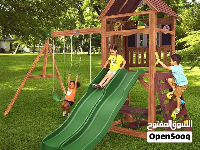 العاب اطفال ومقاعد خشبية