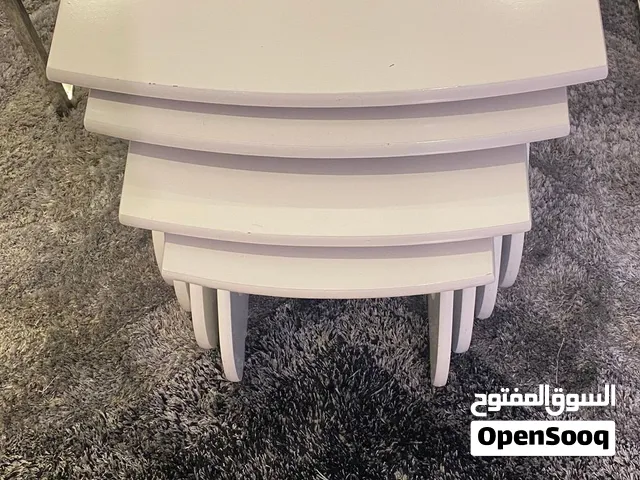 طاولات تقديم قهوة وشاي . بحال الوكالة أبيض أربع حبات متداخلات نظاف جدا ومتينة جدا للبيع بسبعة دنانير