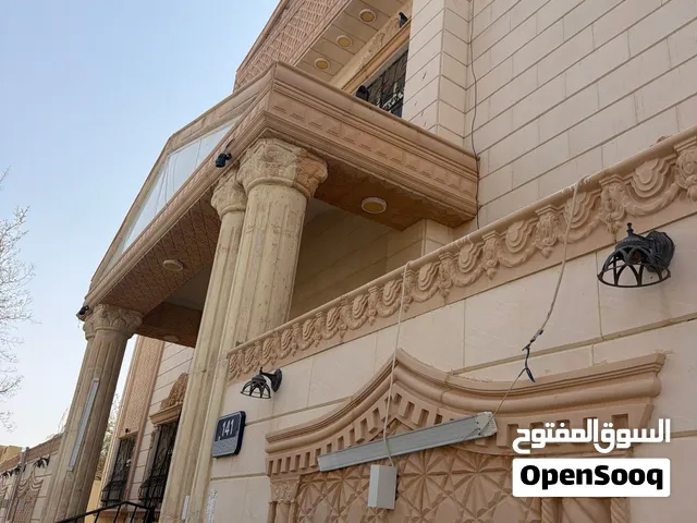 مسكن مكون من بيتين بيت قديم ما في الا جديدة تبغين فيها أكثر من خمس او ست غرف نوم بالإضافة إلى مجلس م