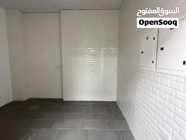 للايجار مطبخ مركزي متشطب فى الديره مع فترة سماح شهر