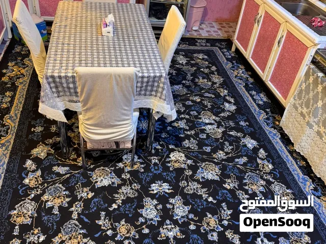 متاح طاولة طعام مع 4 كراسي مع زوليه  اخت الجديده