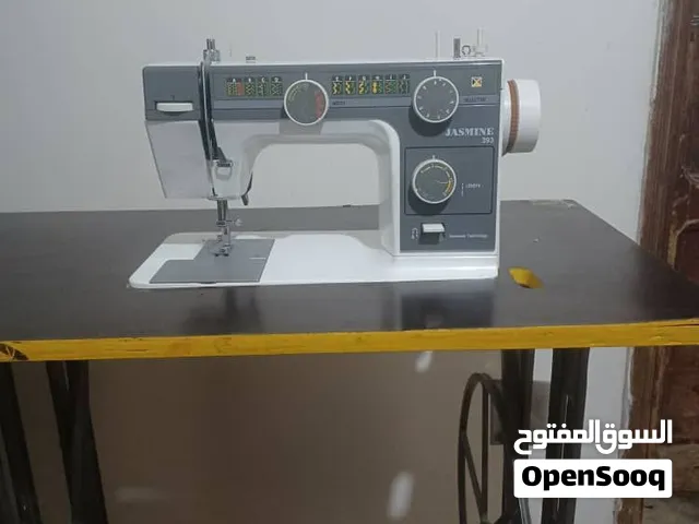 مكينة خياطة *JASMINE 393* شكلها نظيف وتشتغل على الطاولة والدواسة