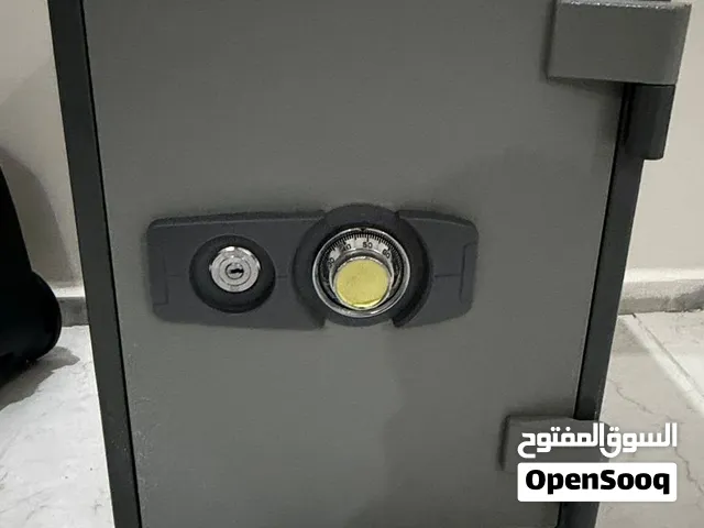خزنة كورية اصليه للبيع مستعمله استعمال نظيف شبه جديدة وزنها رزين ربي يبارك مؤمنه ضد الحرائق