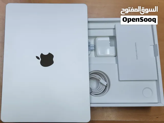 للبيع MacBook Air M2/13 inch/256GB ssd/8ram/  لون فضي كالجديد مع الكرتون