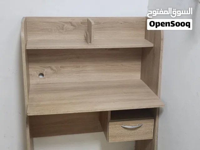 العنوان مكتب دراسة / عمل خشبي مميز وعملي - بحالة جيدة