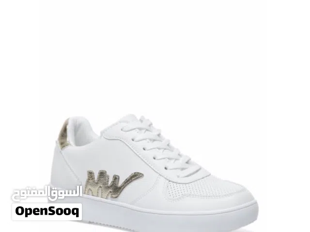 بوت جديد Nine west مقاس 39