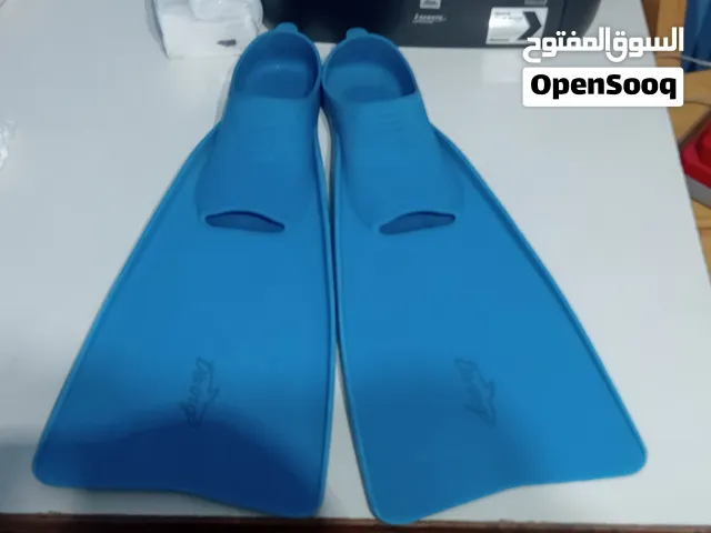 زعانف للسباحه بحاله جيده  النوع diving  مقاس 38-39