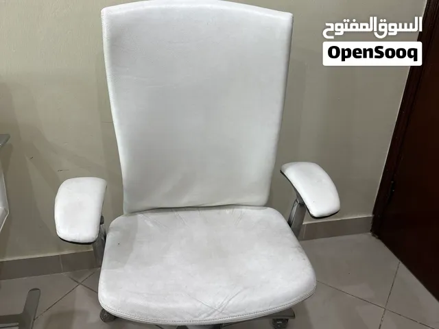 كرسي مكتبي دوار لون ابيض