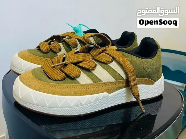 للبيع حذاء أديداس Adidas اصلي تصميم شبابي مميز (Adimatic) اصلي وكالة قياس 37 حجم كبير يلبس 40/42