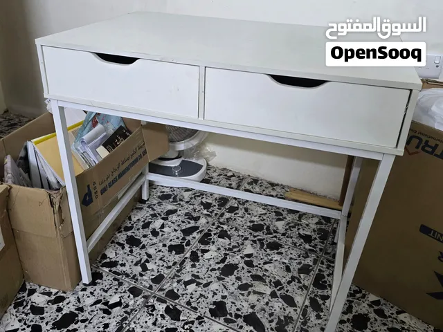 للبيع مكتب أبيض بجرارتين لطيف مياخذ مساحه بالغرفة يفيدكم ويفيد اطفالكم للقراءة او العمل