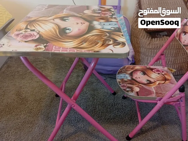 طاولة و كرسي للاطفال بحالة جيدة مناسب لعمر ال3 سنوات الى 5 سنوات