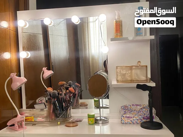 Coiffeuse moderne avec miroir hollywood