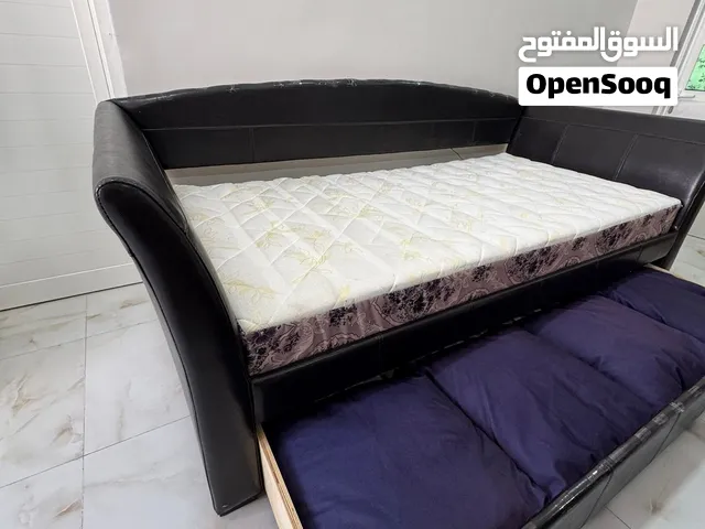 للبيع سرير وكنب بنفس الوقت مع فرشة ووسادات
