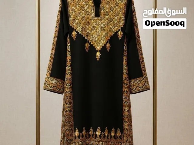 ثوب أسود بتطريز ذهبي وبرونزي فخم، يجمع بين الأصالة والأناقة   تطريز مميز وتفاصيل بتجنّن