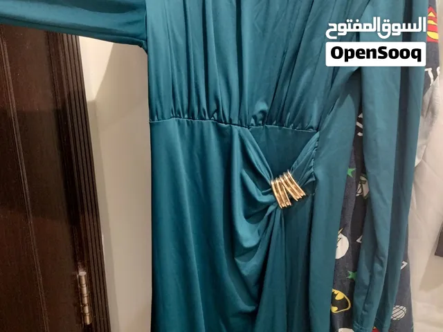 البيع عندي فساتين سهره وينفعون حق عرس.     فساتين حيل ناعمه وايد حلوين  يلبس لبسه وحده.  بس  البيعه