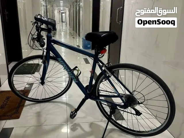 سيكل سبقات النوع: دراجة هجينة تجمع بين خصائص دراجات المدينة ودراجات الطرق،
