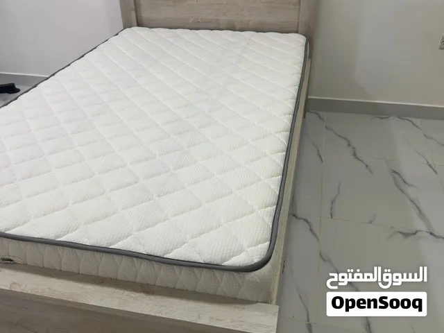 سرير مستعمل للبيع مع المرتبة
