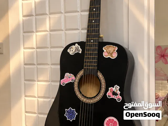 جيتار باللون الفاخر الاسود بحجم كبير جدا وشكل جذاب وبأوتار مطربة وعالية الصوت