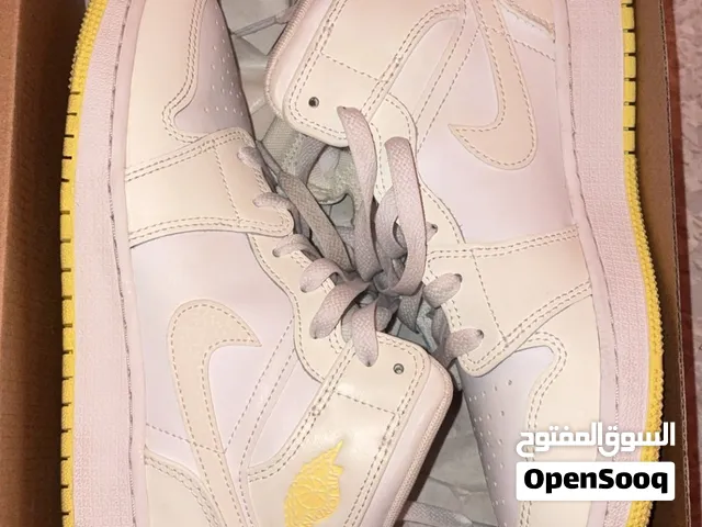 Jordan 1 Mid barely used