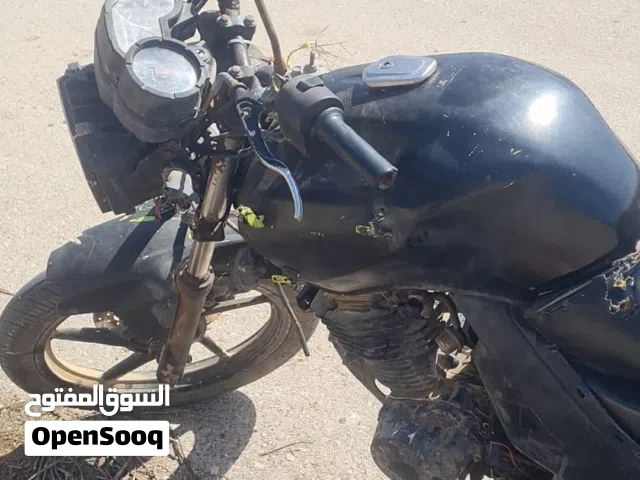 دراج يماها هاندل قيمتها لوحدها 150ريال عماني  والحمراء هوندا 150سيسي القيمة 180