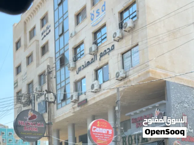 مجمع تجاري اربد شارع جامعة اليرموك الرئيسي مقابل بوابه الآثار للجامعة مباشرة بوابه دخول وخروج الطلاب