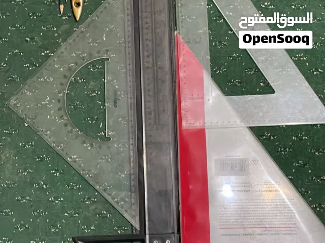 مساطر ومثلثات وادوات هندسية لمادة الرسم الهندسي معماري تصميم داخلي