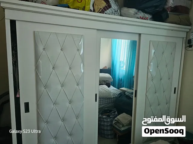 للبيع خزانة ملابس 3 ابواب سحب مع مرايا في وسط  ابيض بحالة جيدة جدا